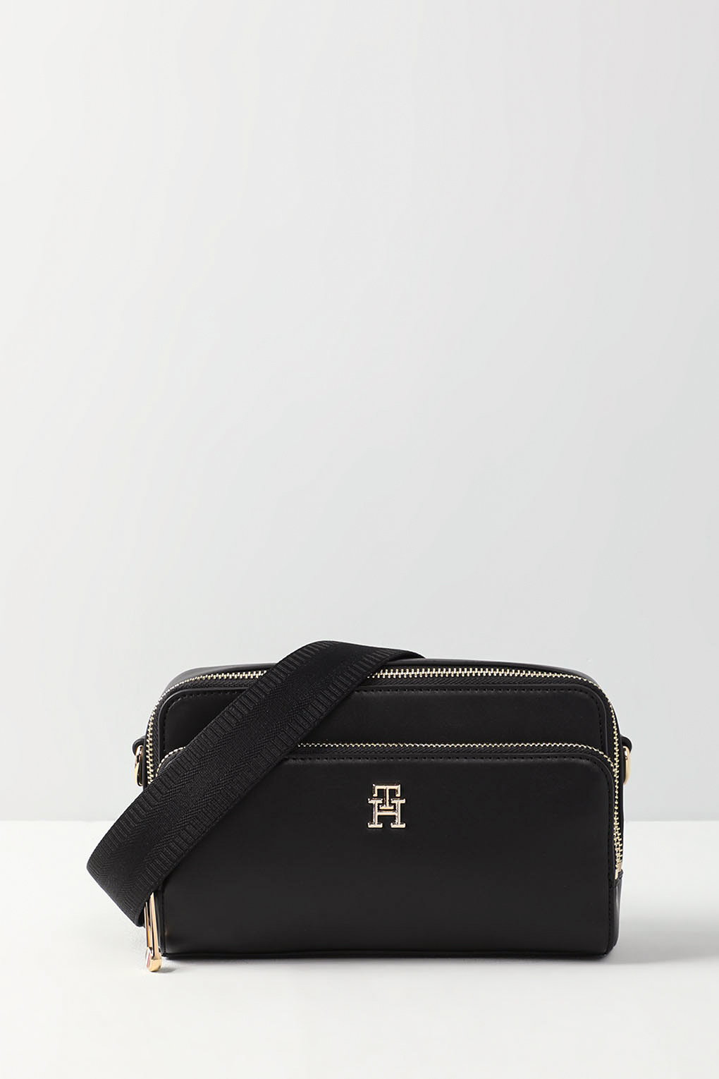 

Сумка кросс-боди женская Tommy Hilfiger AW0AW15207 черная, Черный, AW0AW15207