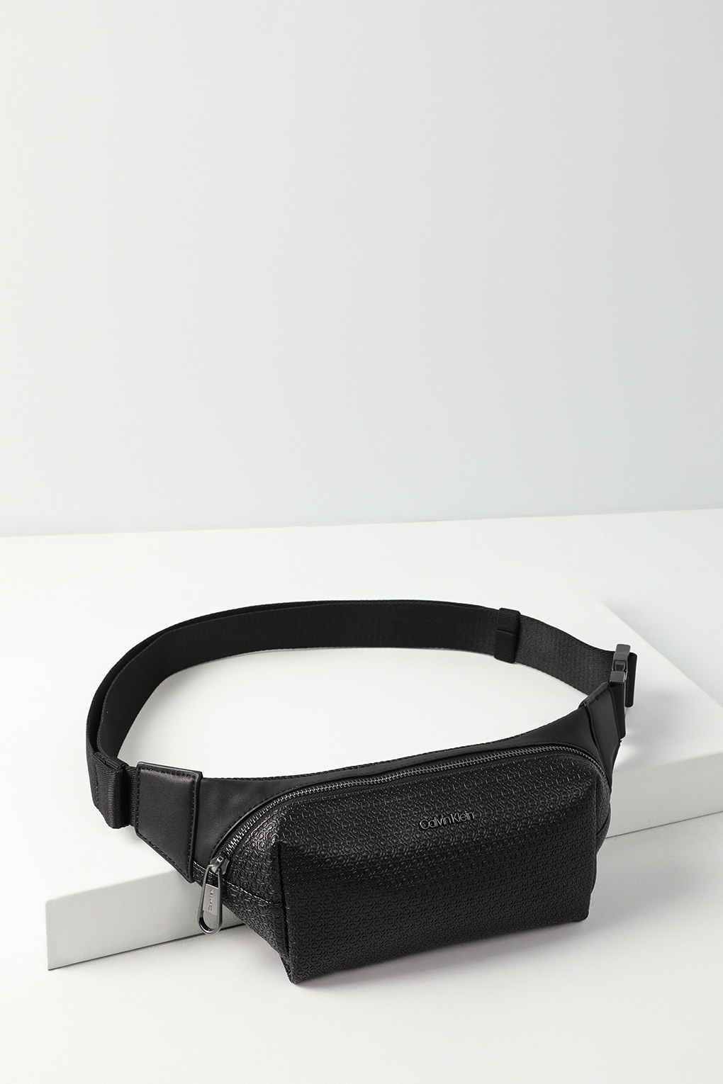Поясная сумка мужская Calvin Klein K50K510873 черная