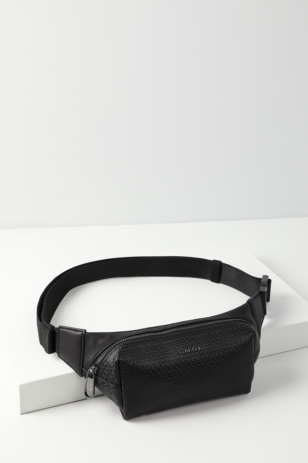 

Поясная сумка мужская Calvin Klein K50K510873 черная, Черный, K50K510873