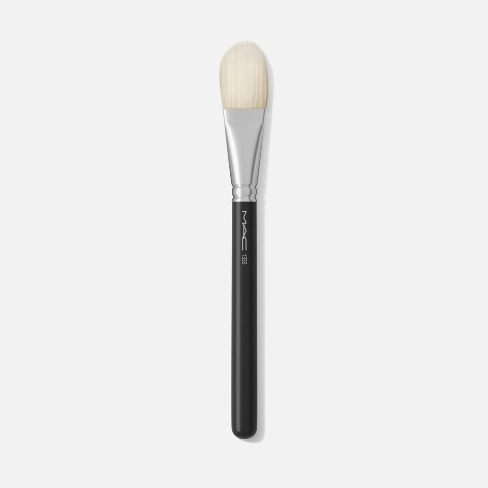 Кисть для нанесения румян MAC Cosmetics Small Cheek Brush №133S синтетическая, черная кисть для нанесения пудровых текстур 16