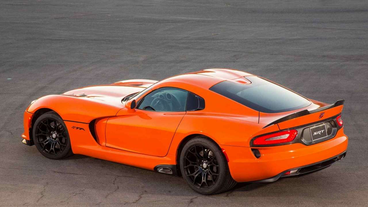 Дешевые спортивные машины. Dodge Viper 2014. Dodge Viper srt 2014. Додж Вайпер 2014. Додж Вайпер оранжевый.