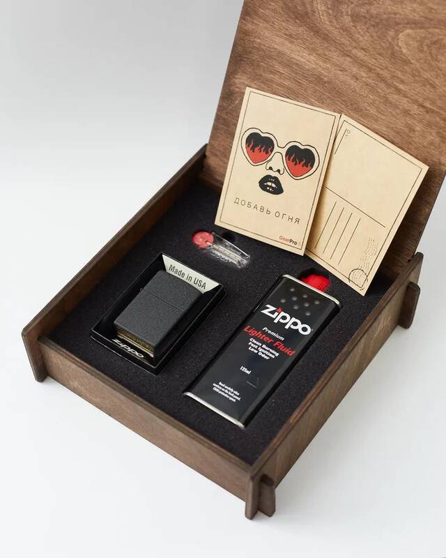 

Подарочный набор оригинальная зажигалка Zippo 236 с топливом 125 мл+кремнии в деревя короб, Черный, 236-50r-box