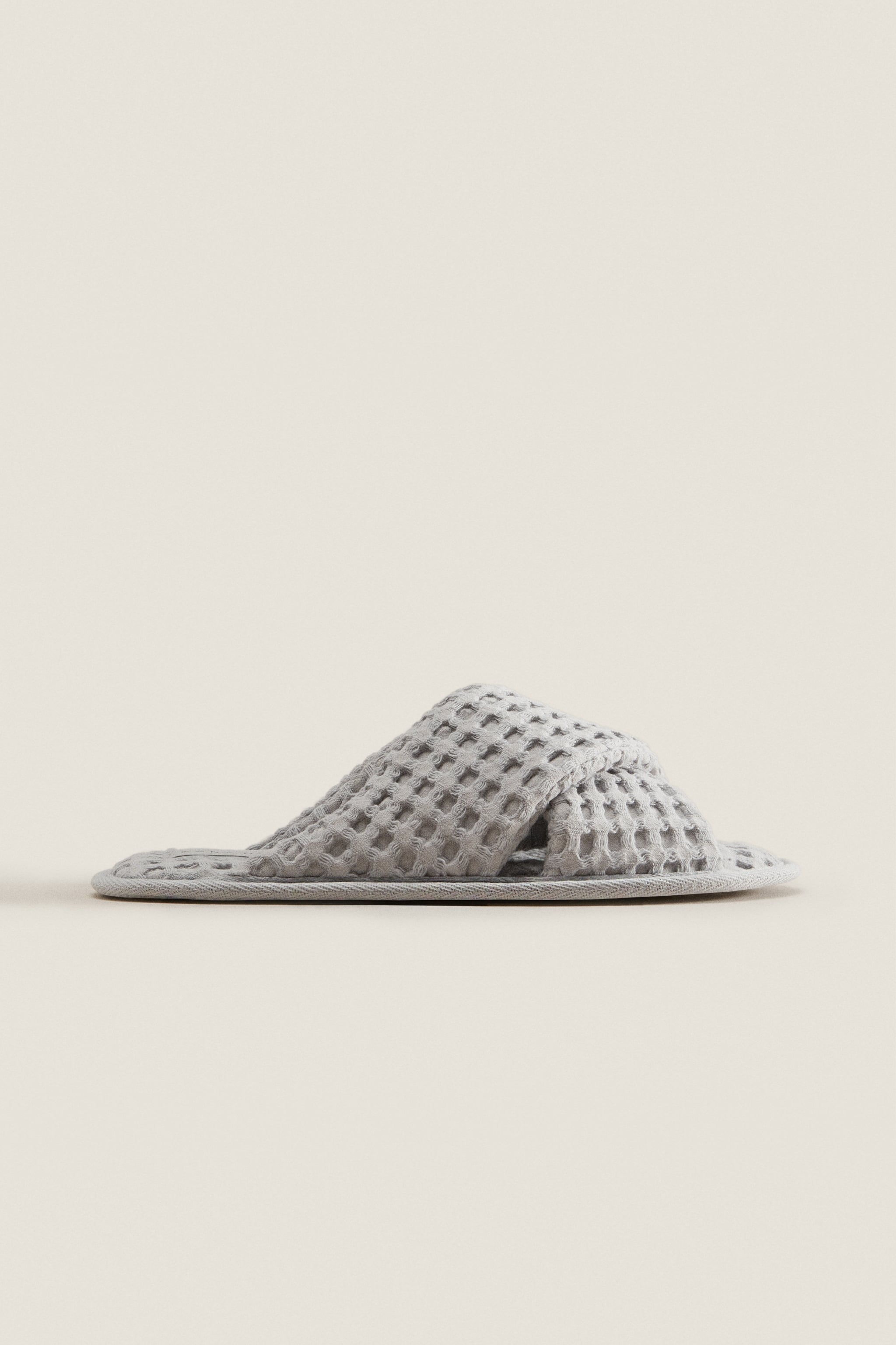 Тапочки женские ZARAHOME 228480401 серые 35 EU (доставка из-за рубежа)