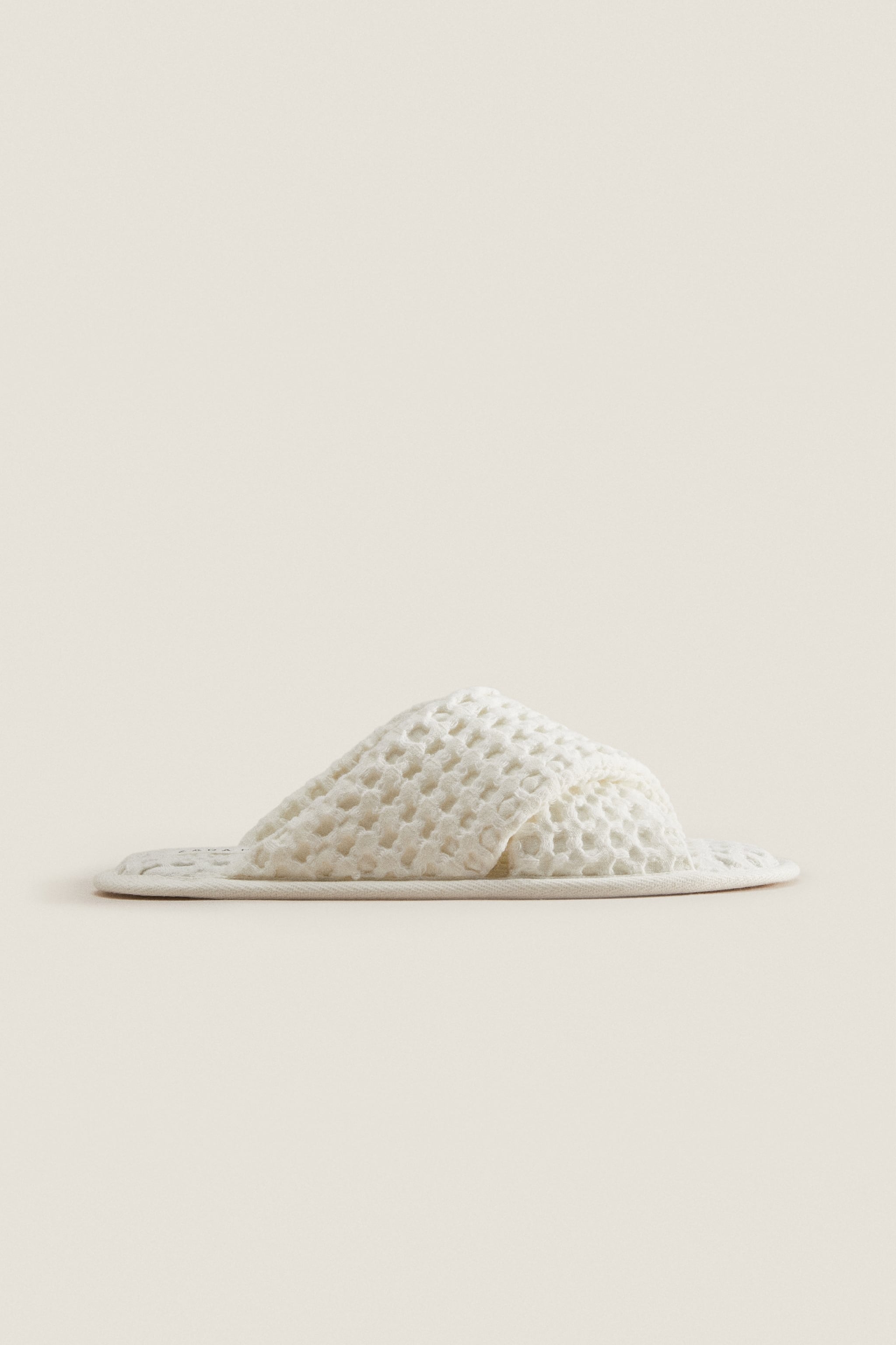 Тапочки женские ZARAHOME 228480401 белые 38 EU (доставка из-за рубежа)