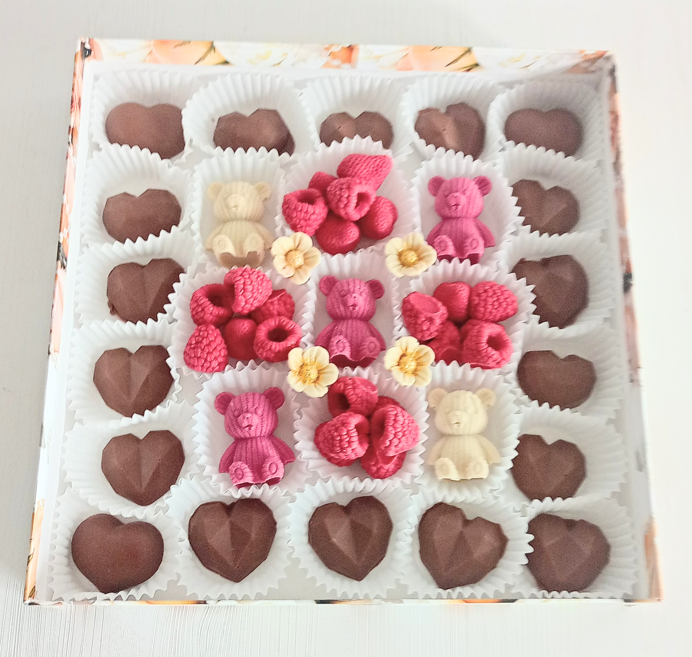 Шоколад ручной работы KupiWow набор конфет с мишками в коробке, 800 г