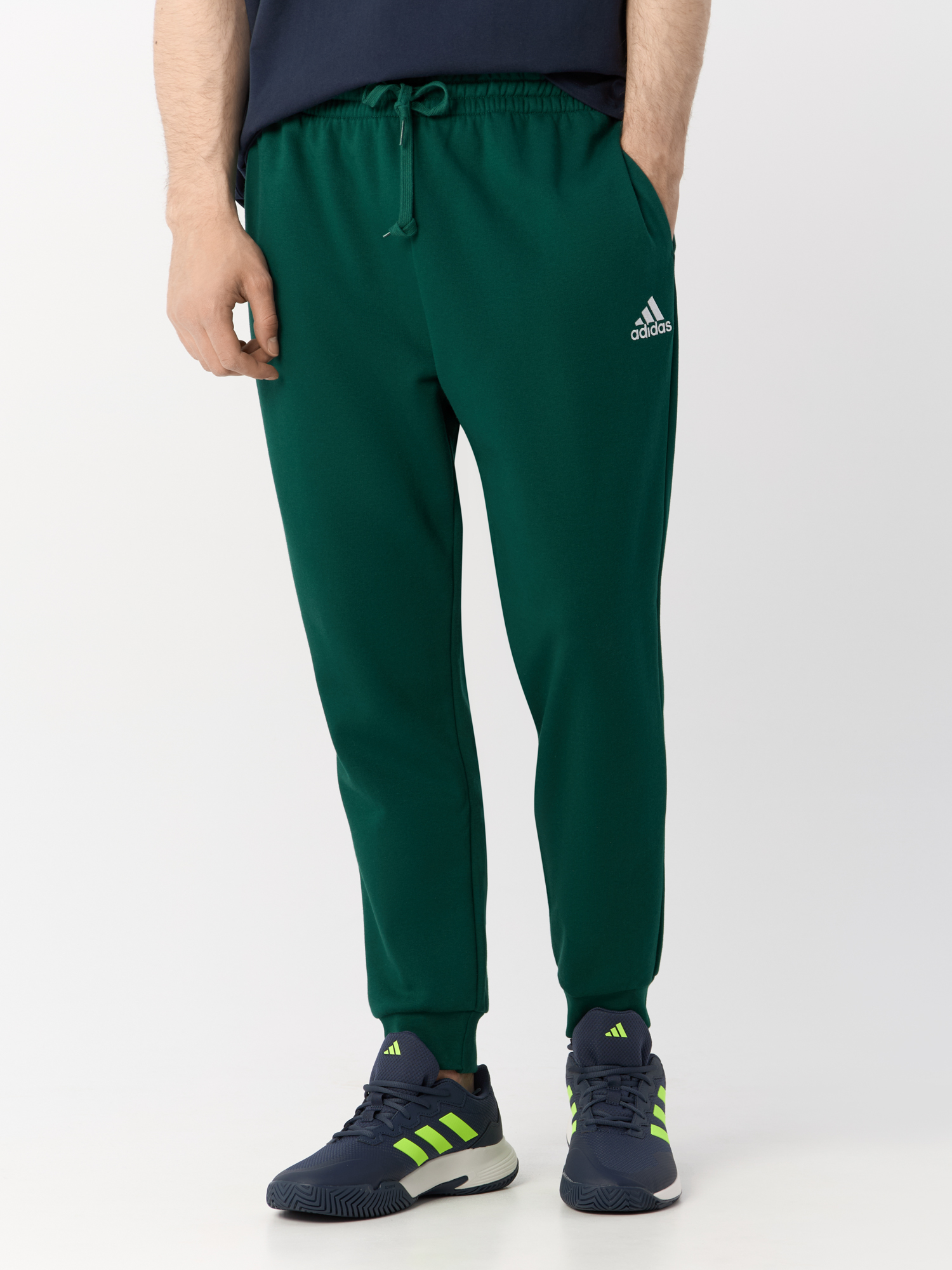 

Спортивные брюки мужские Adidas Essentials Fleece Regular Tapered IJ8892 зеленые L, Зеленый, Essentials Fleece Regular Tapered