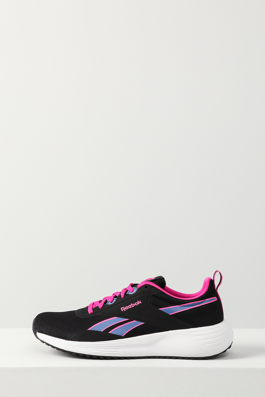 

Кроссовки женские Reebok 100074880 черные 6.5 US, Черный, 100074880