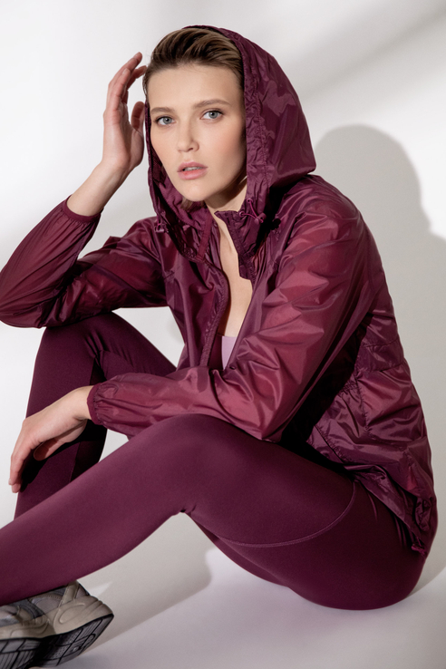фото Ветровка женская zarina 1224433133 бордовая 42 ru
