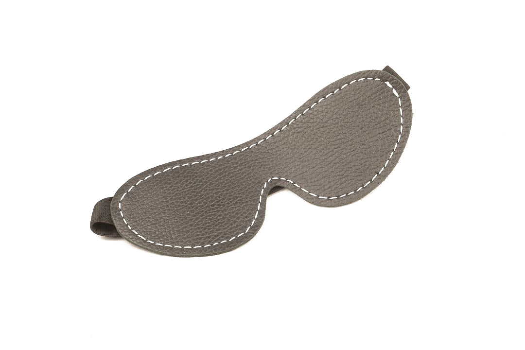 Маска из черной кожи BDSM Арсенал с белой строчкой на резинке