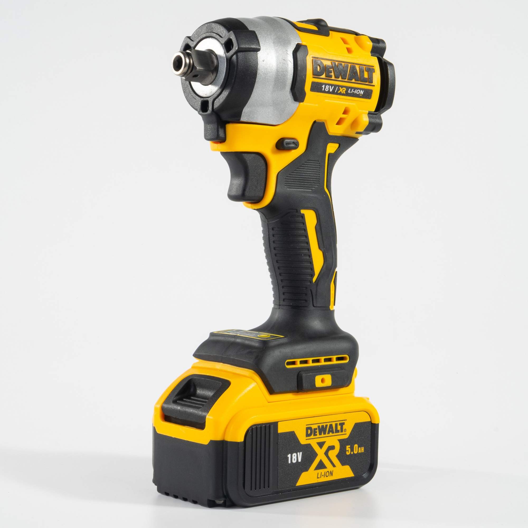 Аккумуляторный гайковерт DeWalt DCF921 18V Brushless