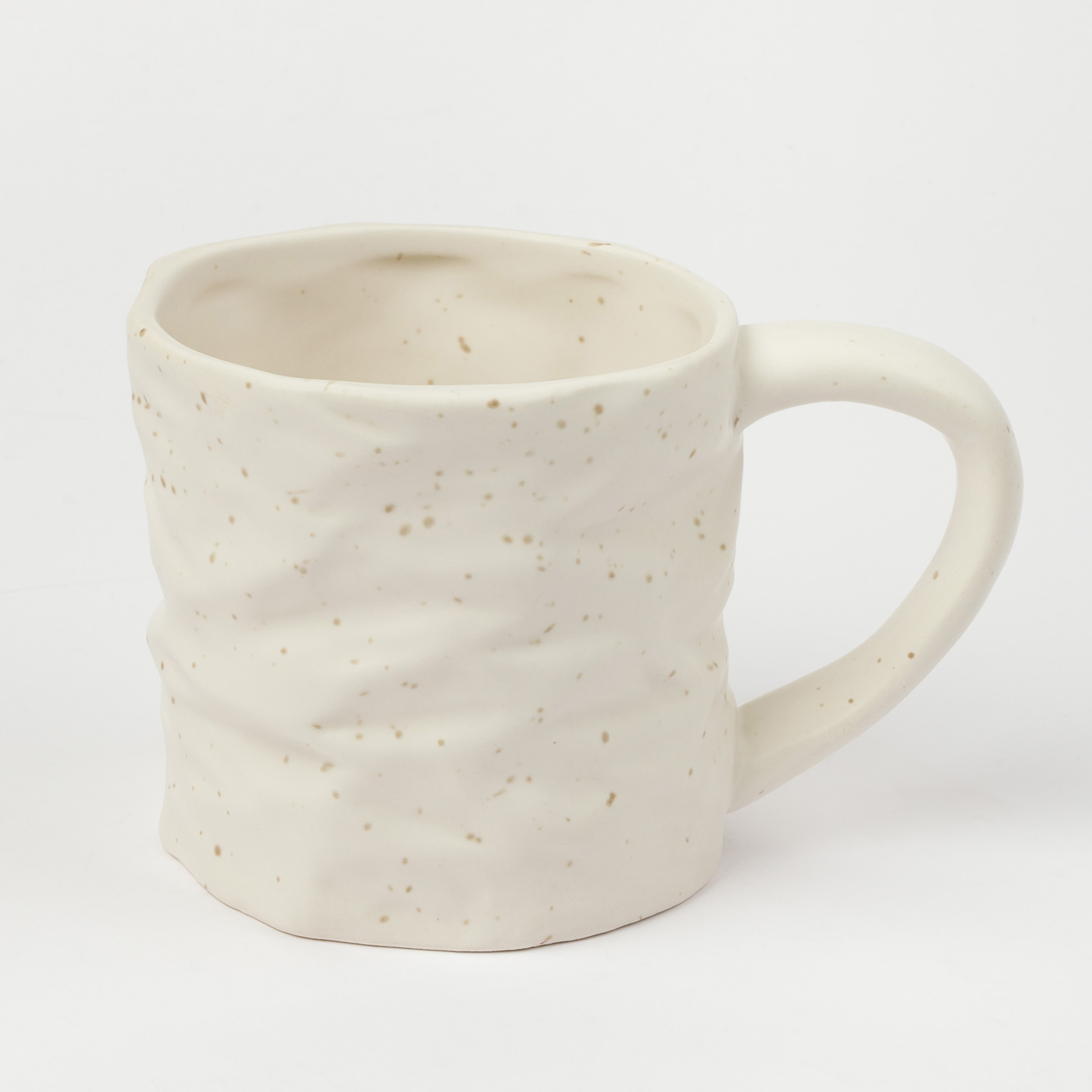 

Кружка, 450 мл, керамика, молочная, в крапинку, Мятый эффект, Crumple speckled