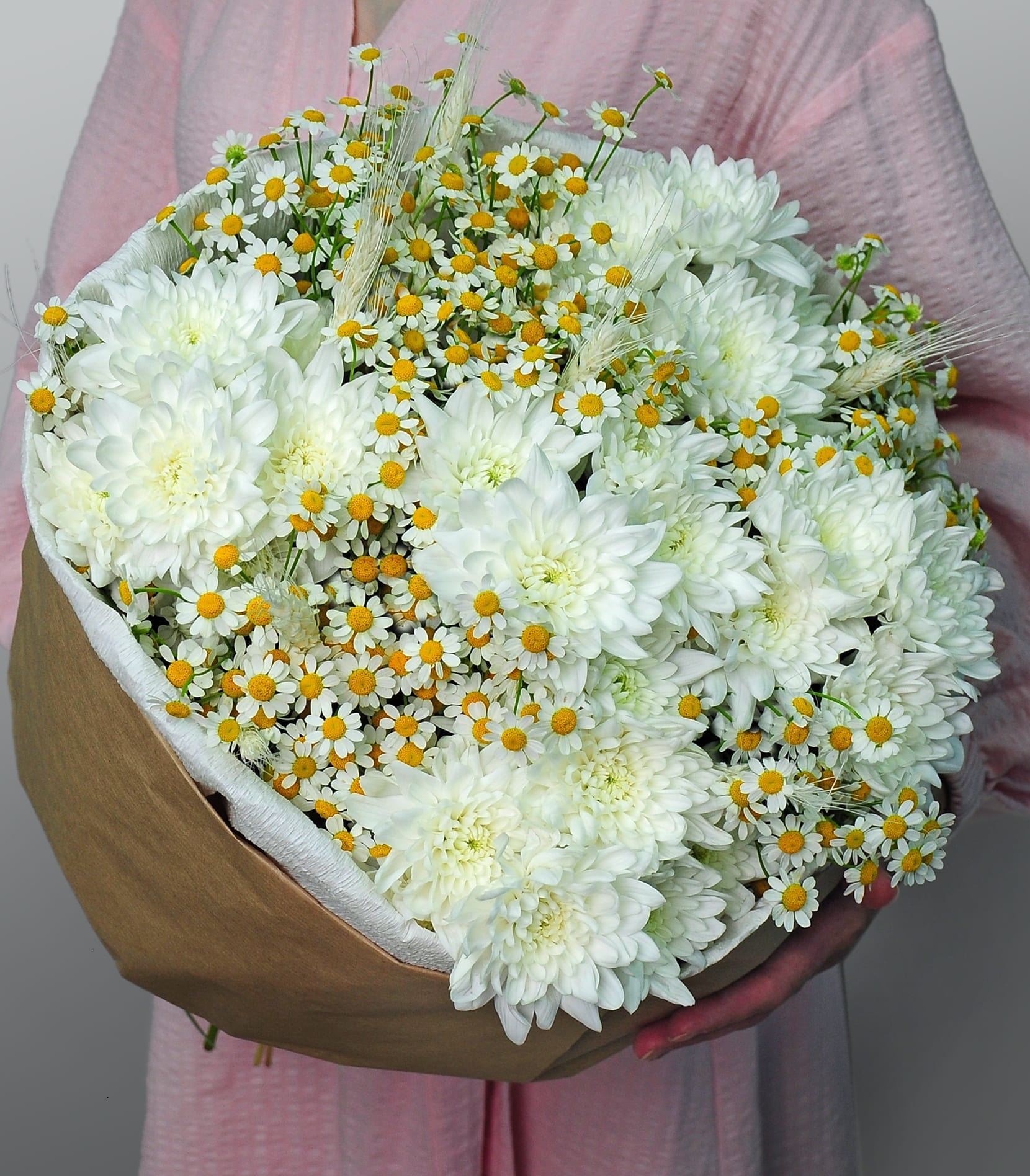 

Букет Studio Floristic из Хризантемы Кустовой и Матрикарии Нежное послание, белый
