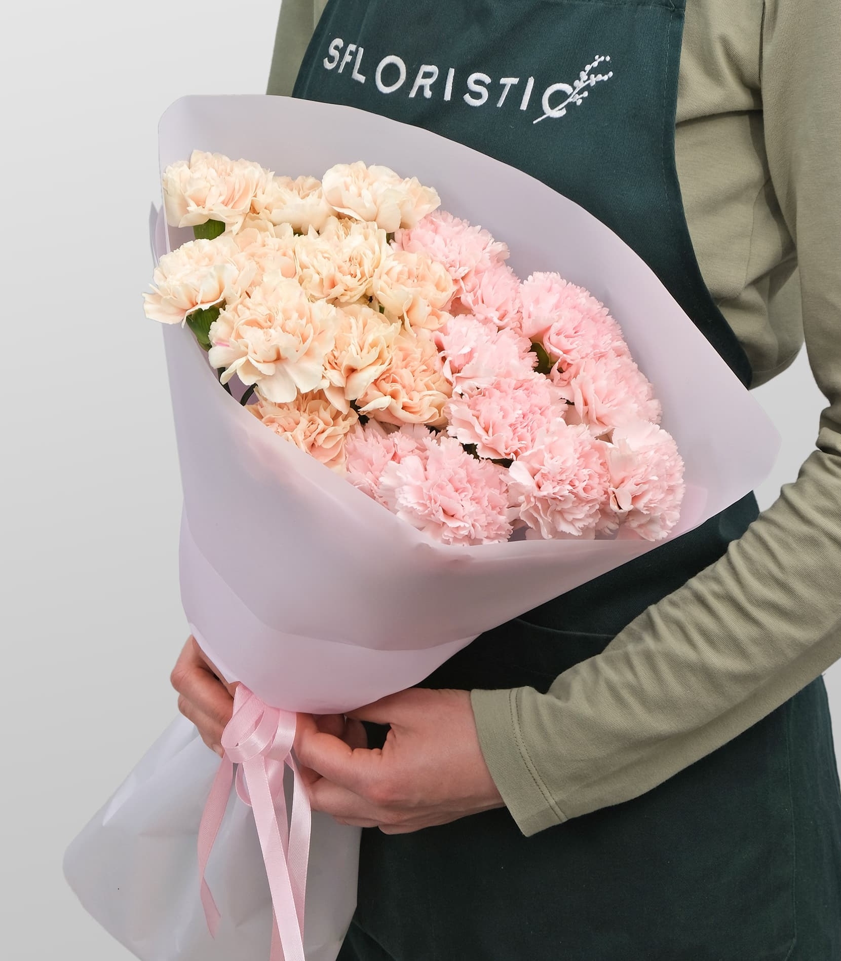 

Букет Studio Floristic из Гвоздики Облака Любви персиковый