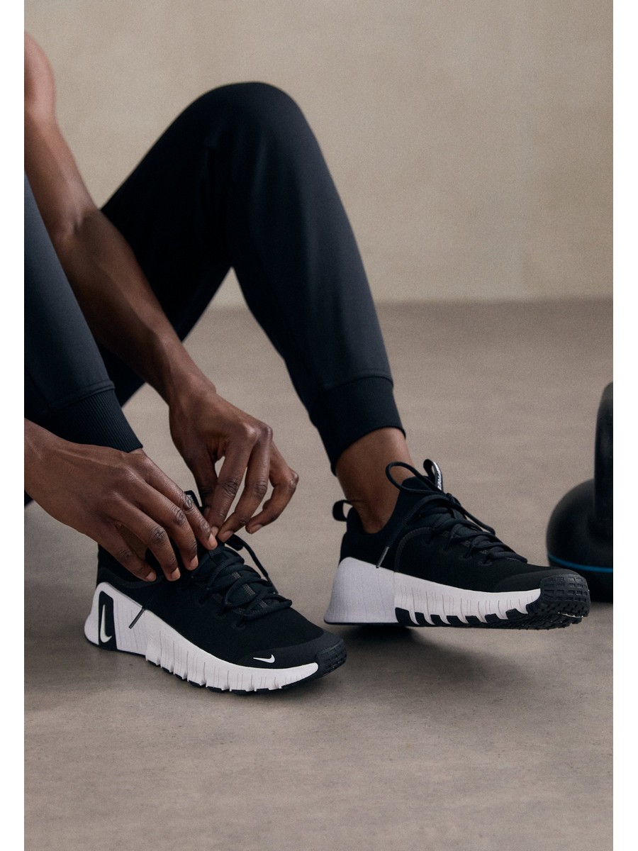 

Спортивные кроссовки женские Nike N1241A1AB черные 42 EU, Черный, N1241A1AB