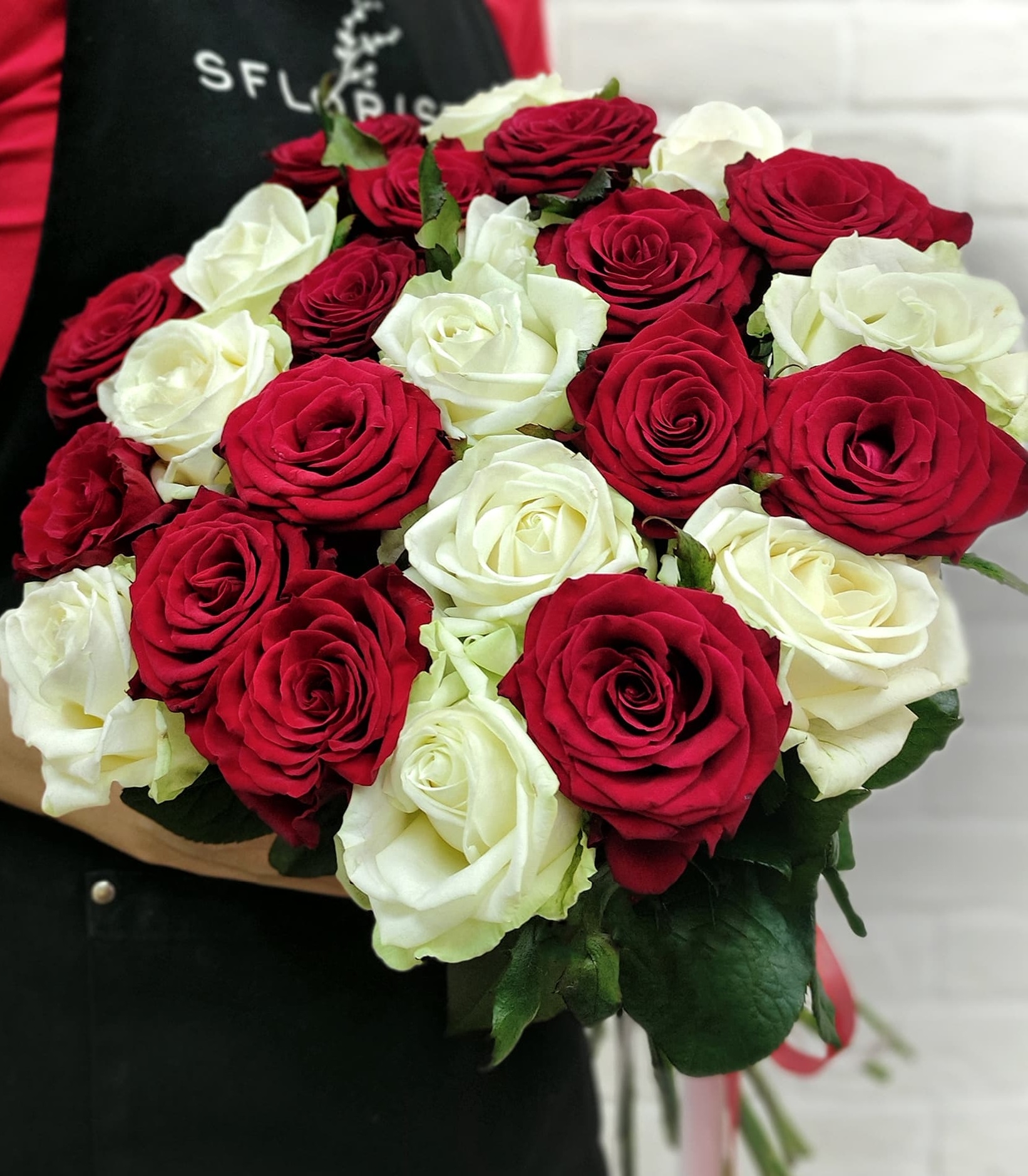 

Букет Studio Floristic из 25 роз Микс красно-белый