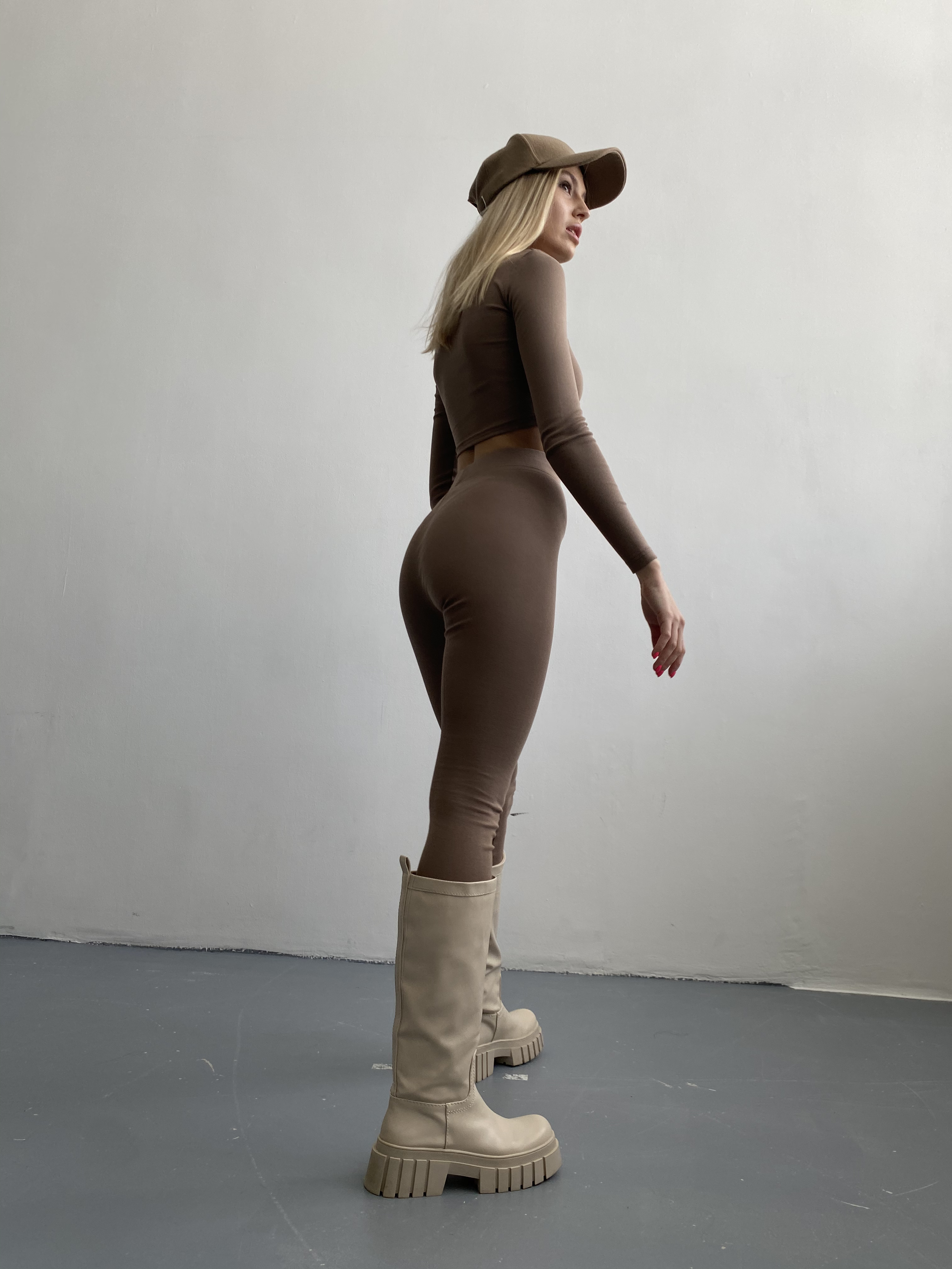 

Топ женский Elements clothes кроп топ коричневый XS, кроп топ