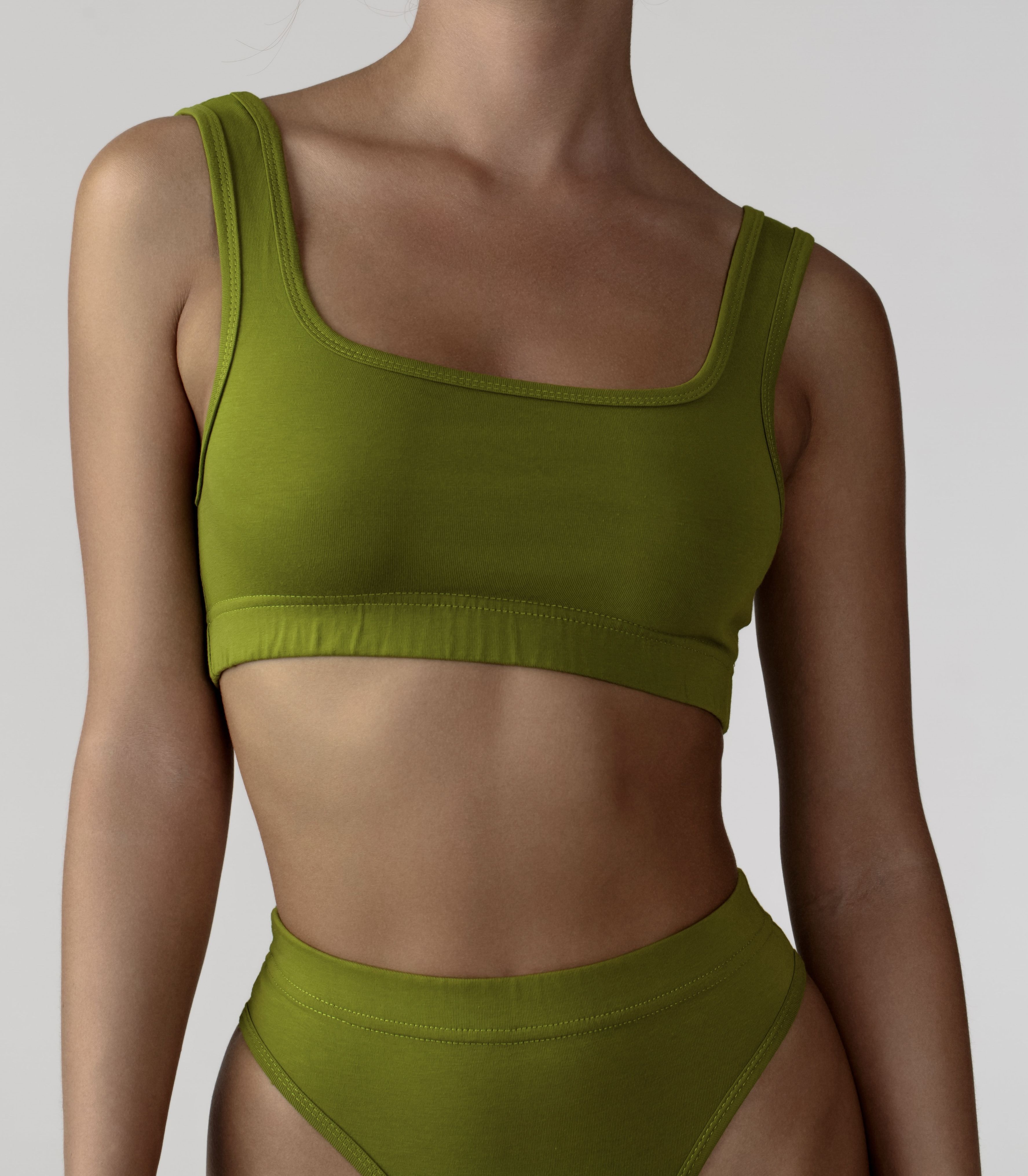 

Топ женский Elements clothes на широких бретелях зеленый M, на широких бретелях