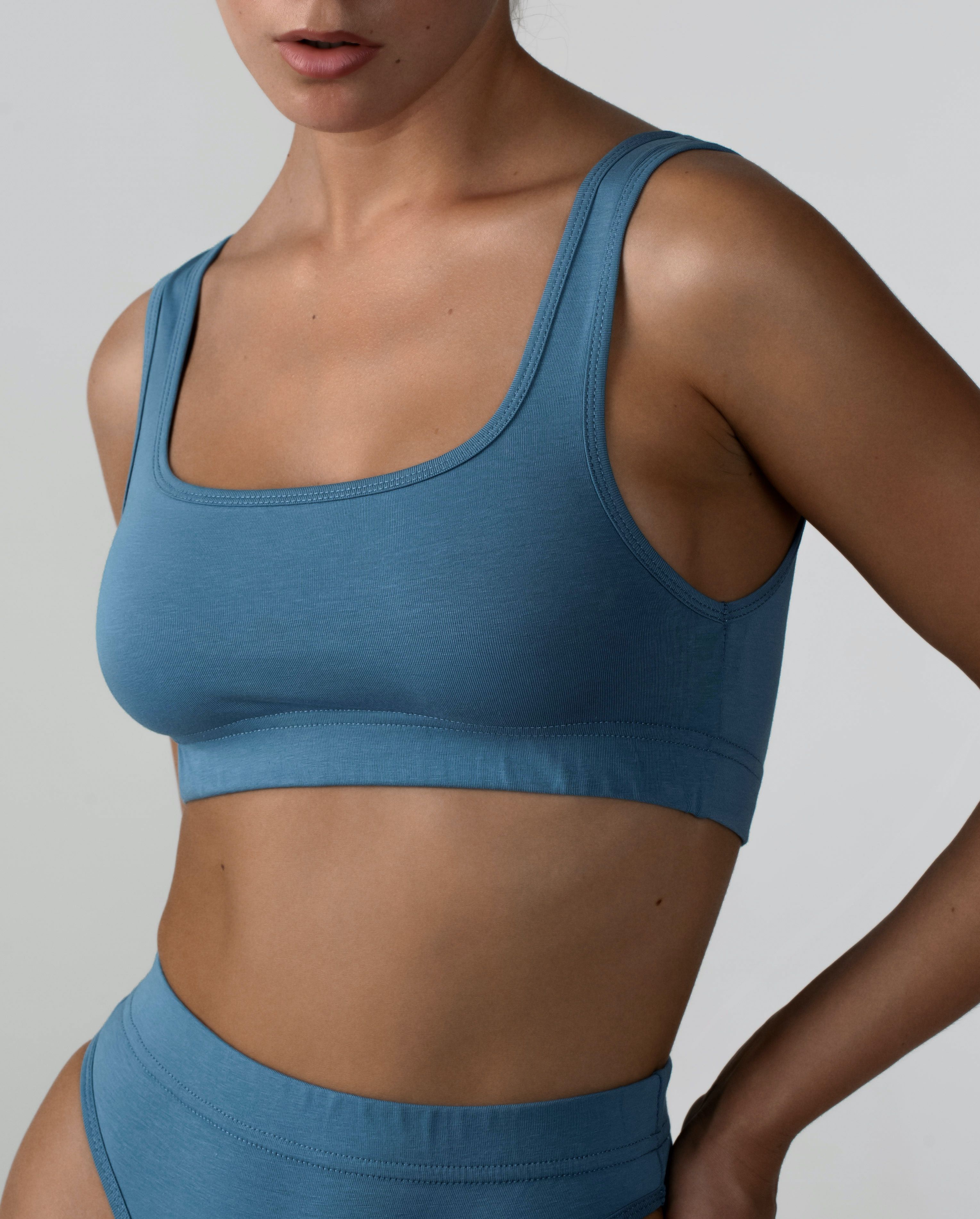 

Топ женский Elements clothes на широких бретелях синий XS, на широких бретелях