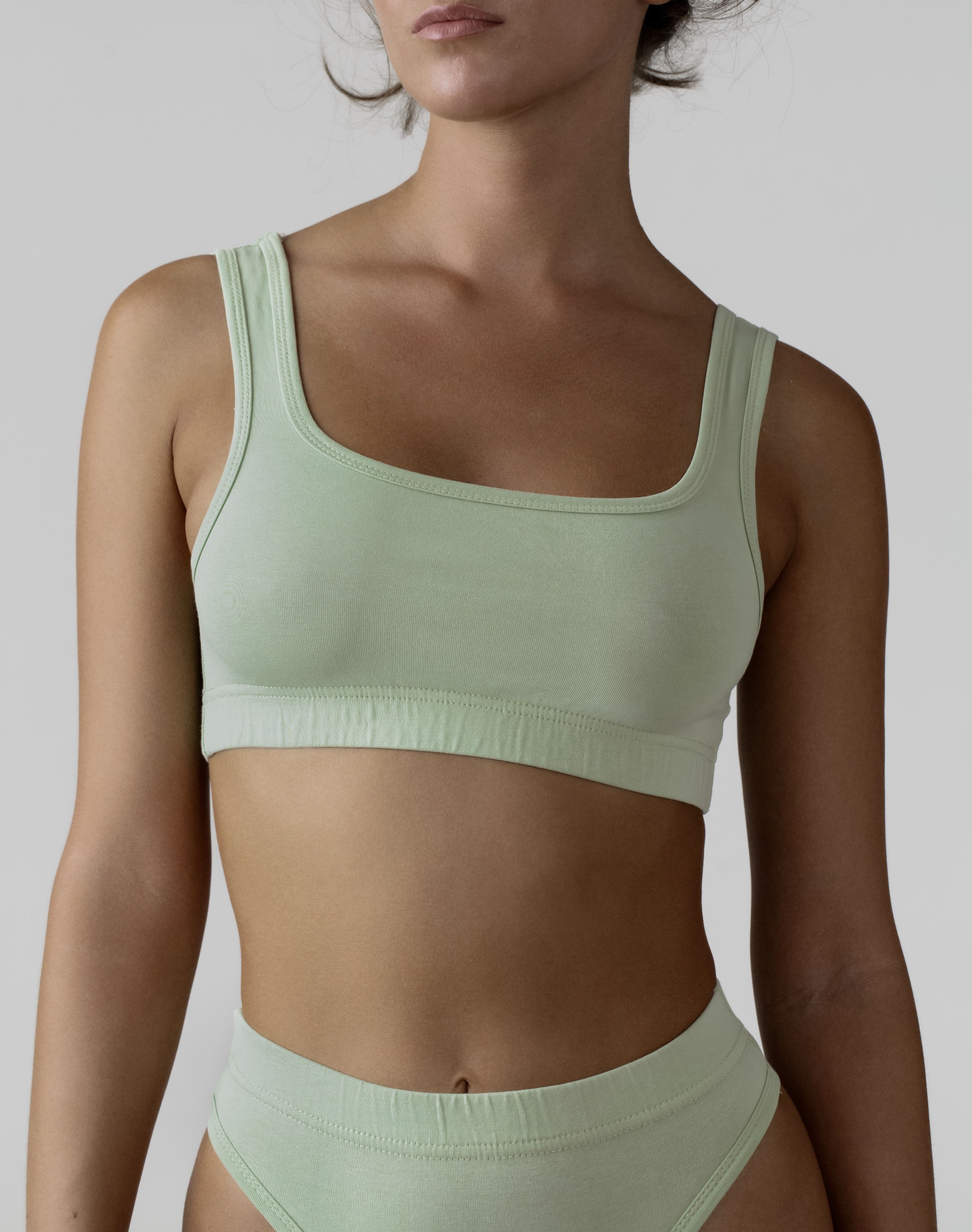 

Топ женский Elements clothes на широких бретелях зеленый L, на широких бретелях