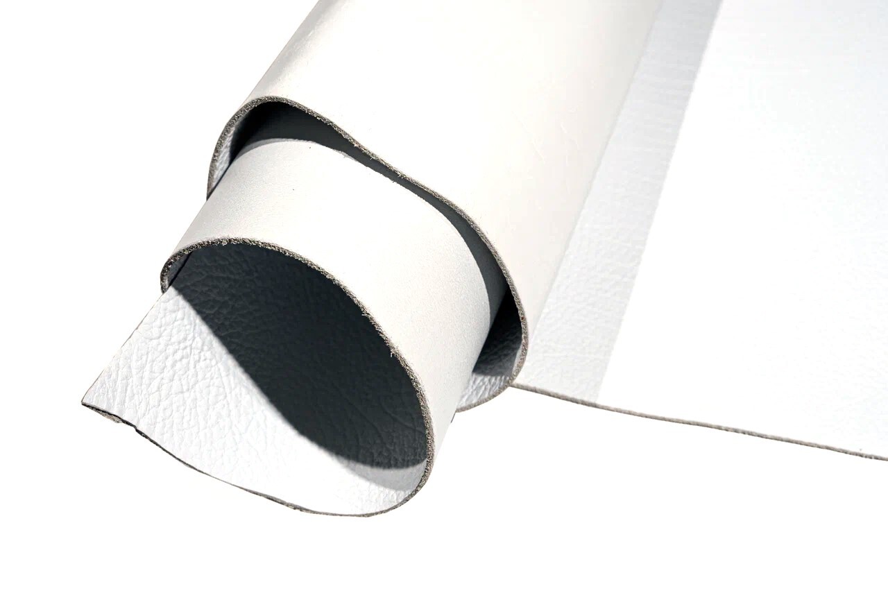 

Кожа натуральная. Koko. Чепрак белый бизон хром. 30х30 см. 333.