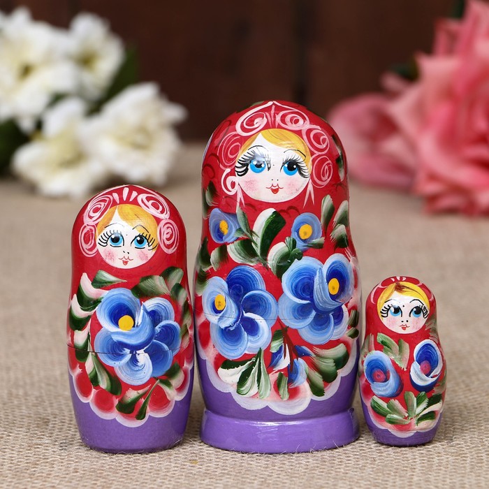 

Деревянная игрушка Sima-land Матрёшка Цветочки, красный платок, 3 кукол, 10 см