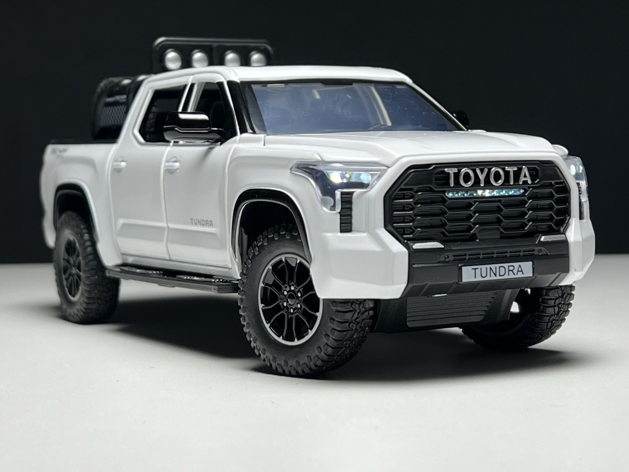

Машинка металлическая Элемент Toyota tundra 1:24, Белый, Toyota tundra white
