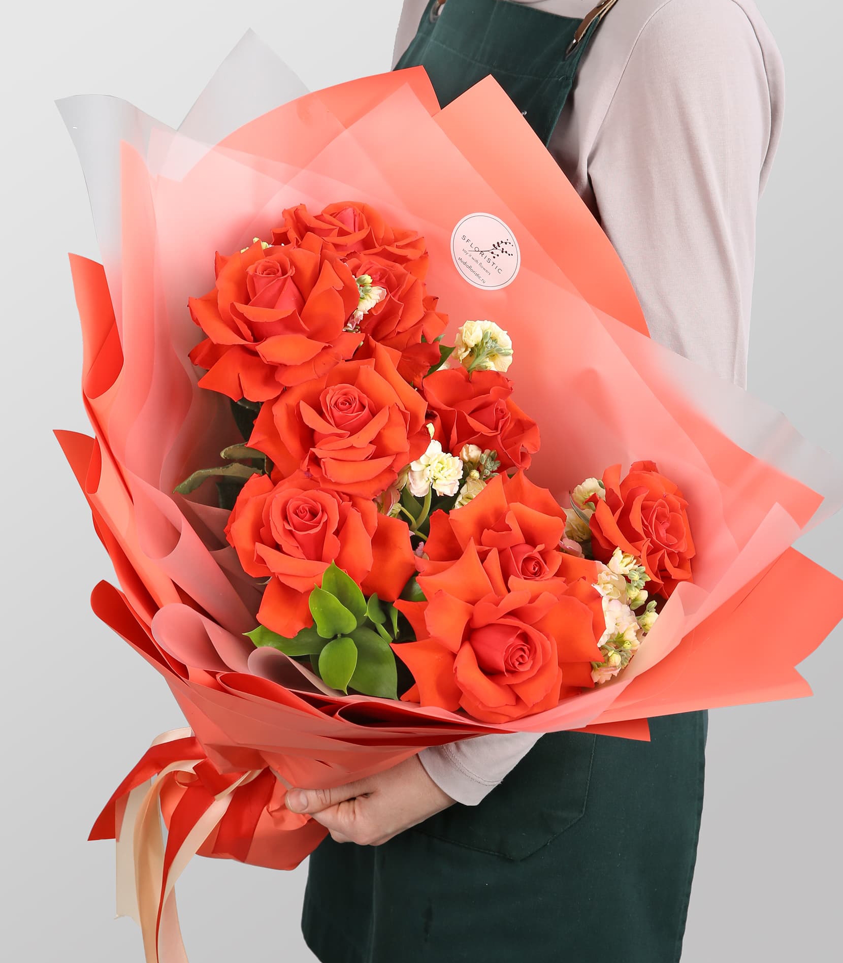 

Букет Studio Floristic из Роз и Маттиолы Конфитюр красный