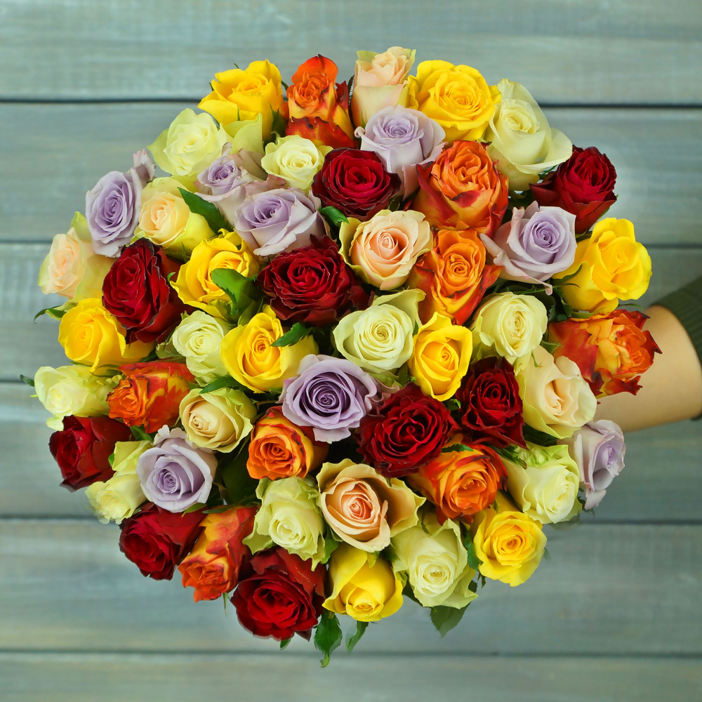 Букет живых цветов из 51 разноцветной розы с лентой 40см, Букет Маркет,51 роза 40 см,R0171