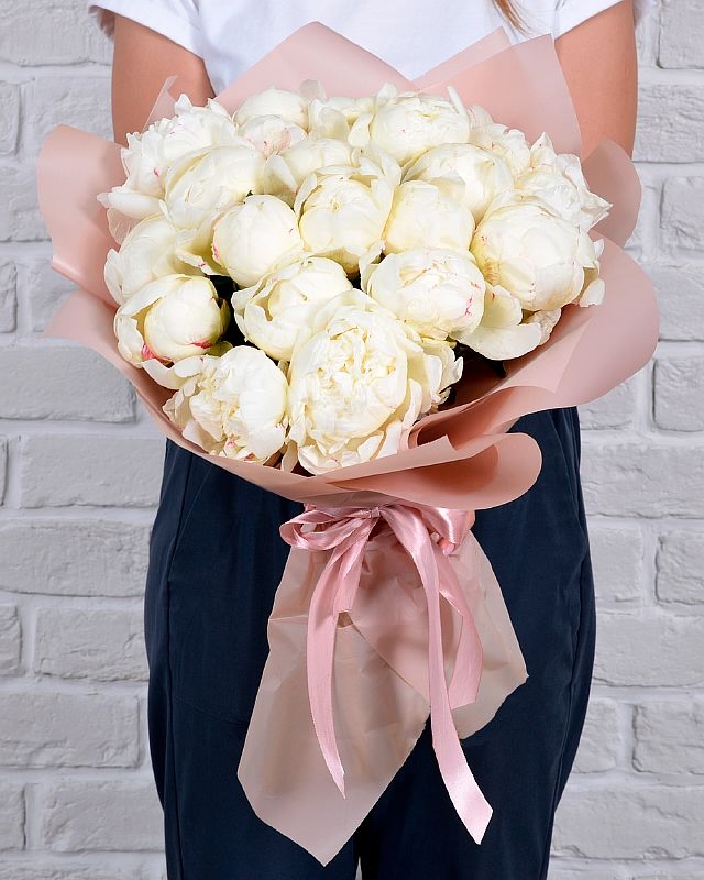 

Букет Studio Floristic из белых пионов Белый ангел 21шт
