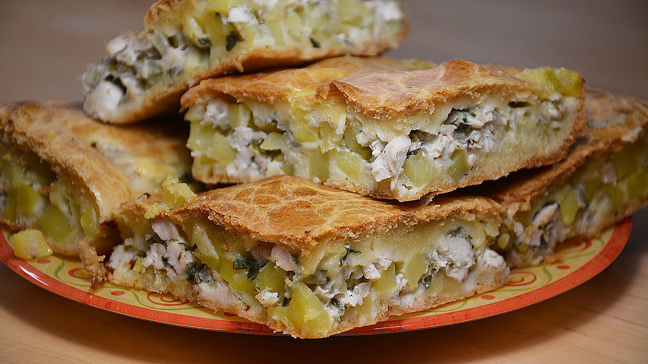 

Пирог дрожжевой с куриными сердцами и маринованными огурцами