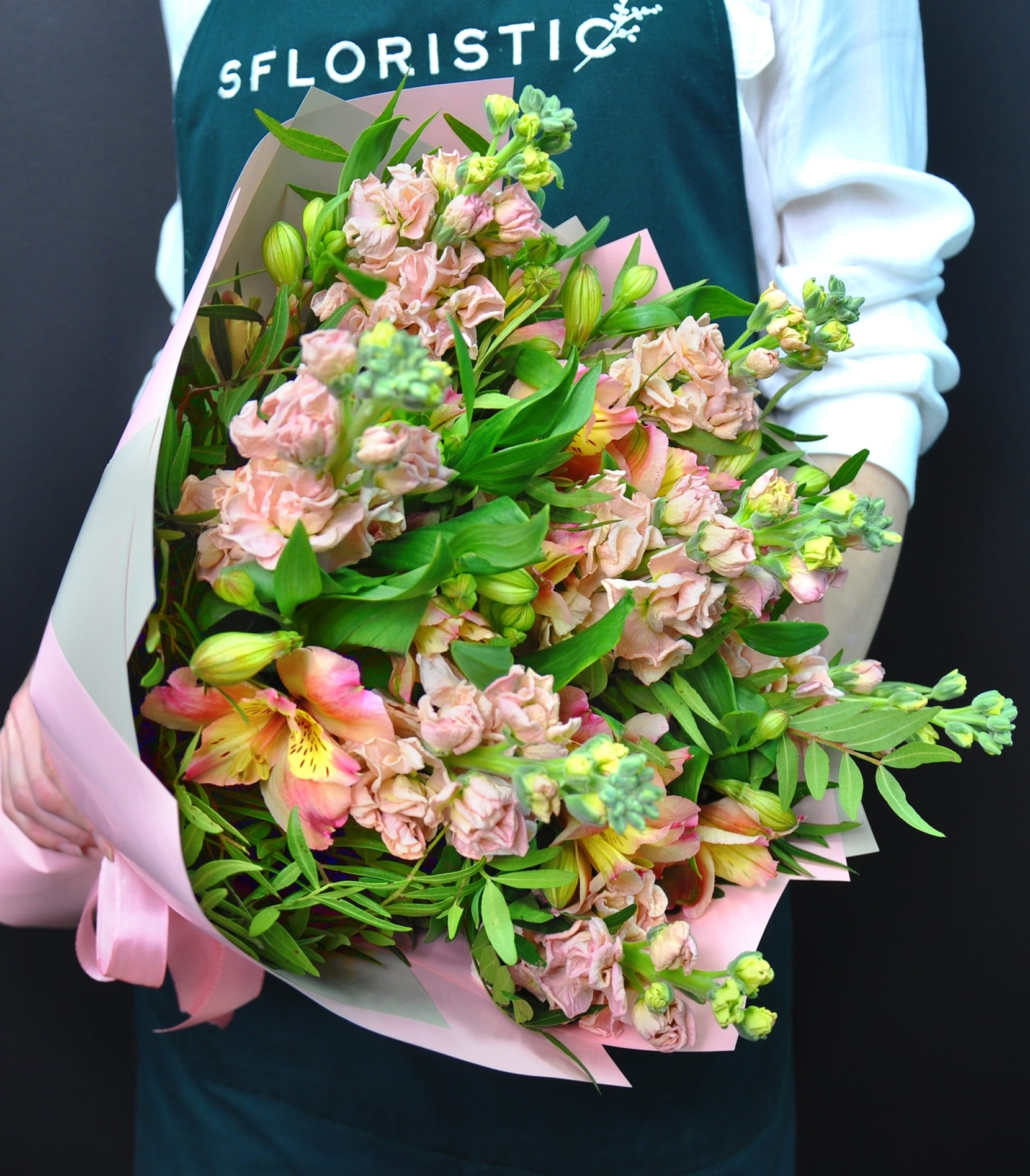 

Букет Studio Floristic из Маттиолы и Альстромерии Нюдовое настроение розовый