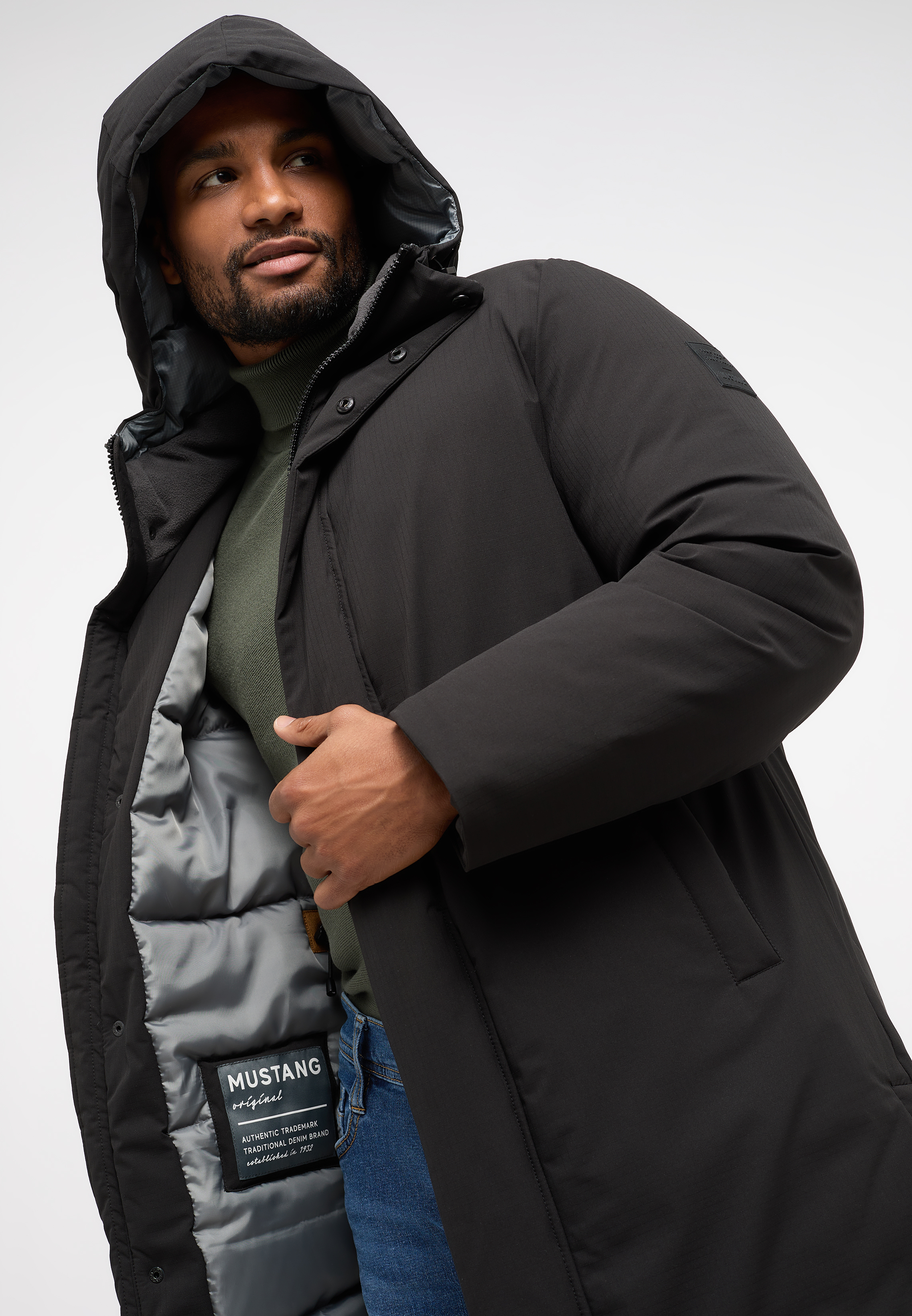 Зимняя куртка мужская Mustang 1014181-4142 черная XXL
