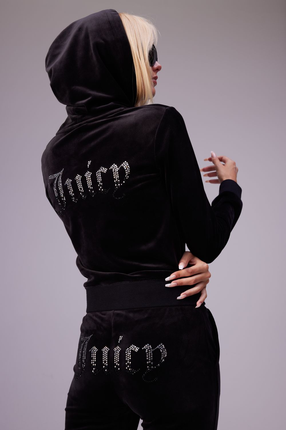 Толстовка женская Juicy Couture JCCA221006101 черная 42 RU 16900₽