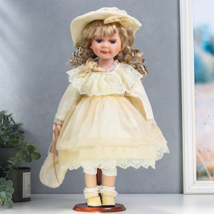 фото Кукла керамика, таечка в сливочном платье с кружевом, сумкой 40 см nobrand