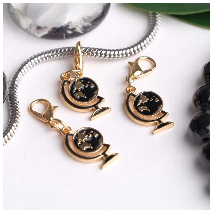 

Шарм из бижутерного сплава Queen Fair П00000348, эмаль, Золотистый, П00000348