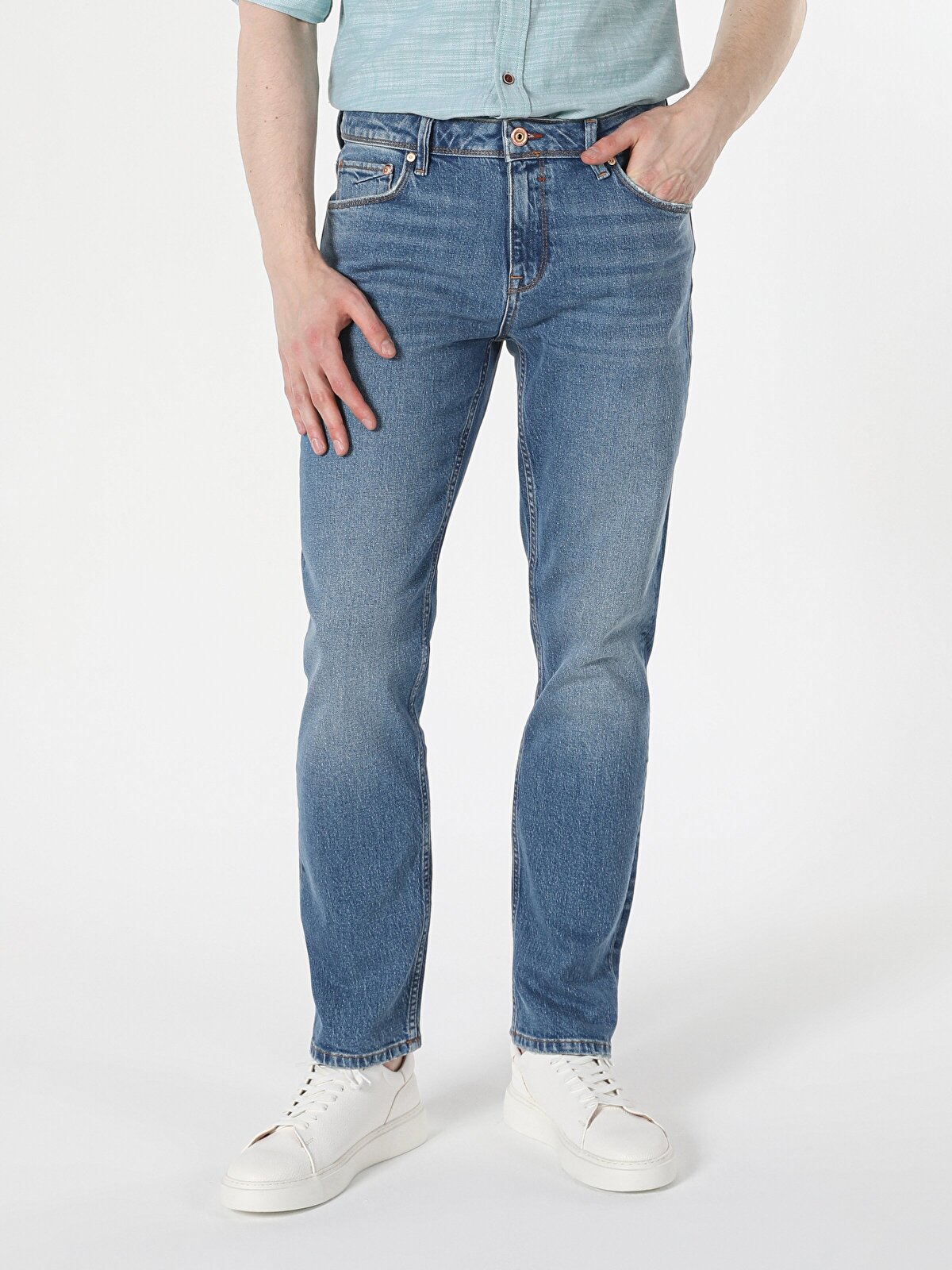 

Джинсы мужские Colins CL1059237_Q1.V1_DN42029 голубые 33-32 INT, CL1059237_Q1.V1_DN42029