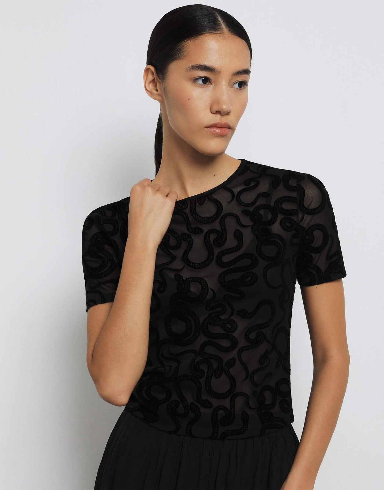 

Футболка женская Gloria Jeans GKT024663 черный/разноцветный M/170, GKT024663