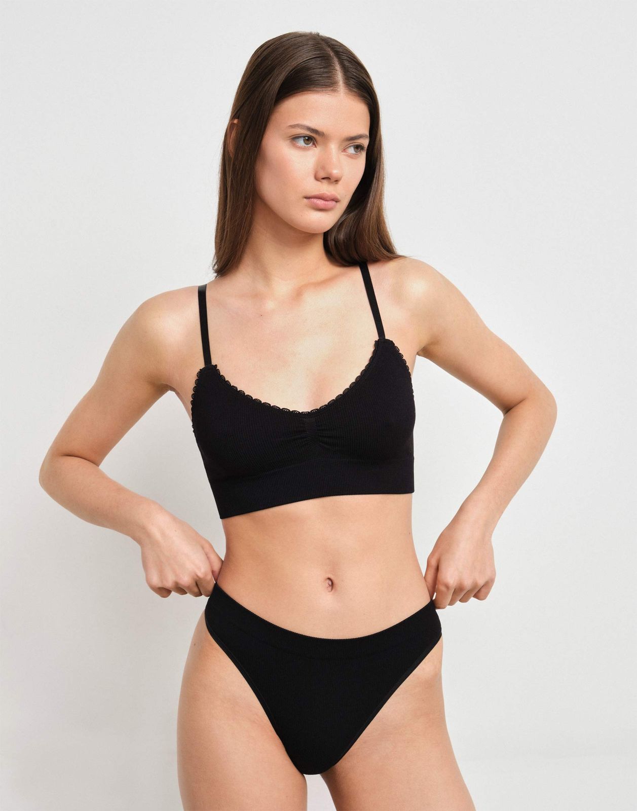 

Трусы-стринги женские Gloria Jeans GUW008830 черный L/170, GUW008830