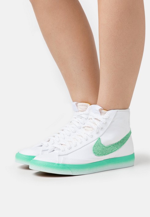 

Кеды женские Nike Blazer Mid 77 Aumx2 белые 43 EU (доставка из-за рубежа), Белый, Blazer Mid 77 Aumx2