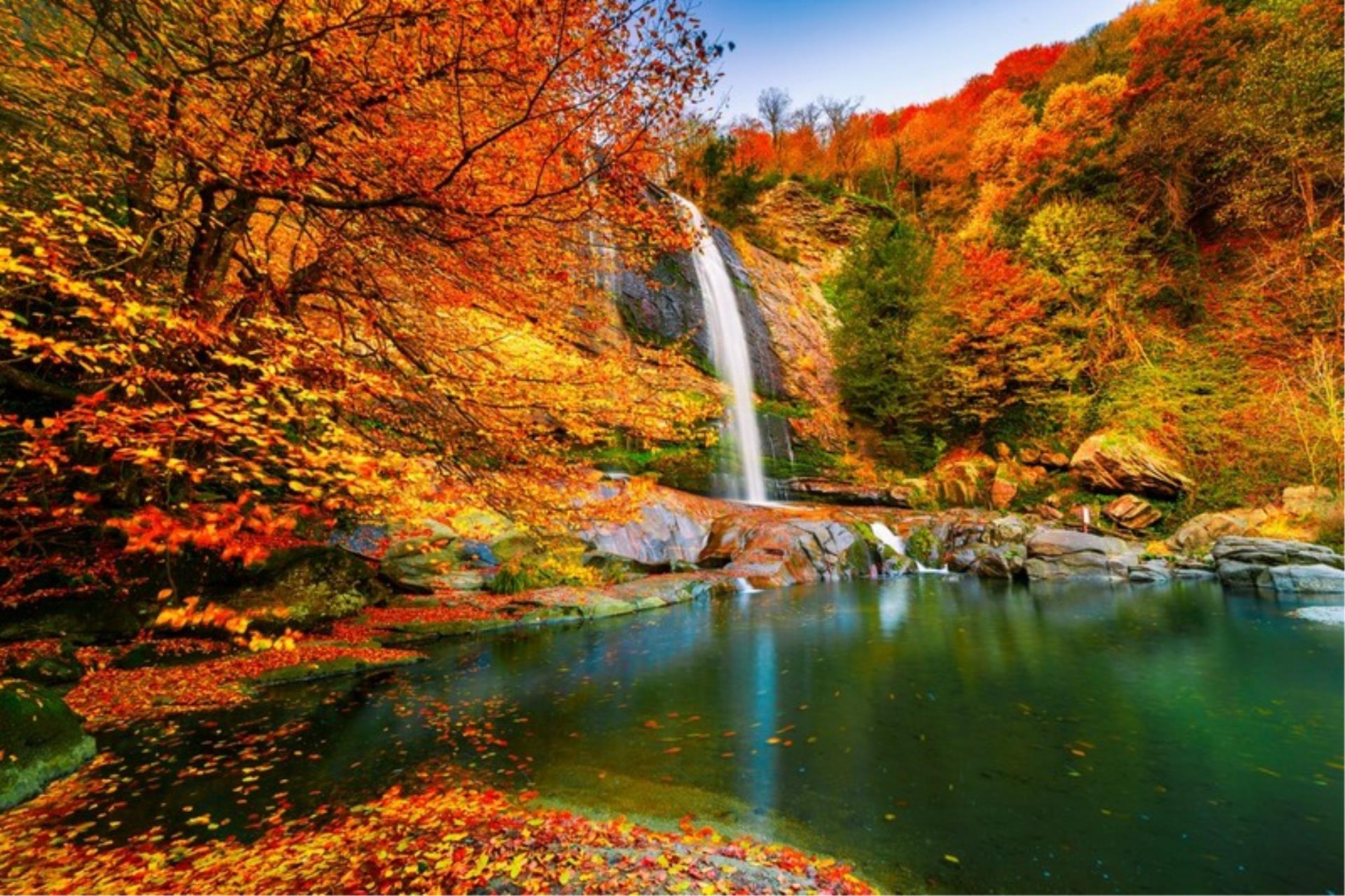 Осенний водопад