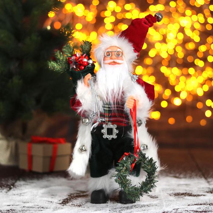 Новогодняя фигурка Зимнее волшебство Дед Мороз в шубке с новогодним венком 5036020 1 шт.