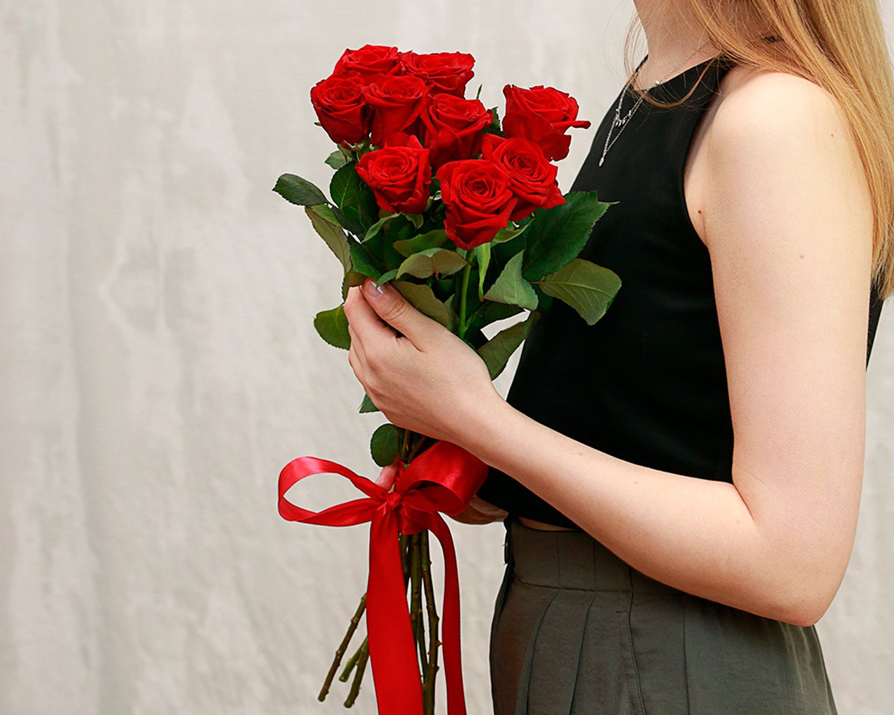 фото Букет цветовик из 9 красных роз 50-60 см (россия) под атласную ленту