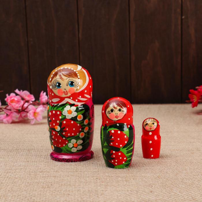 

Матрешка Sima-land 3-х кукольная "Катя" ягоды, 11 см, ручная роспись (6032596)