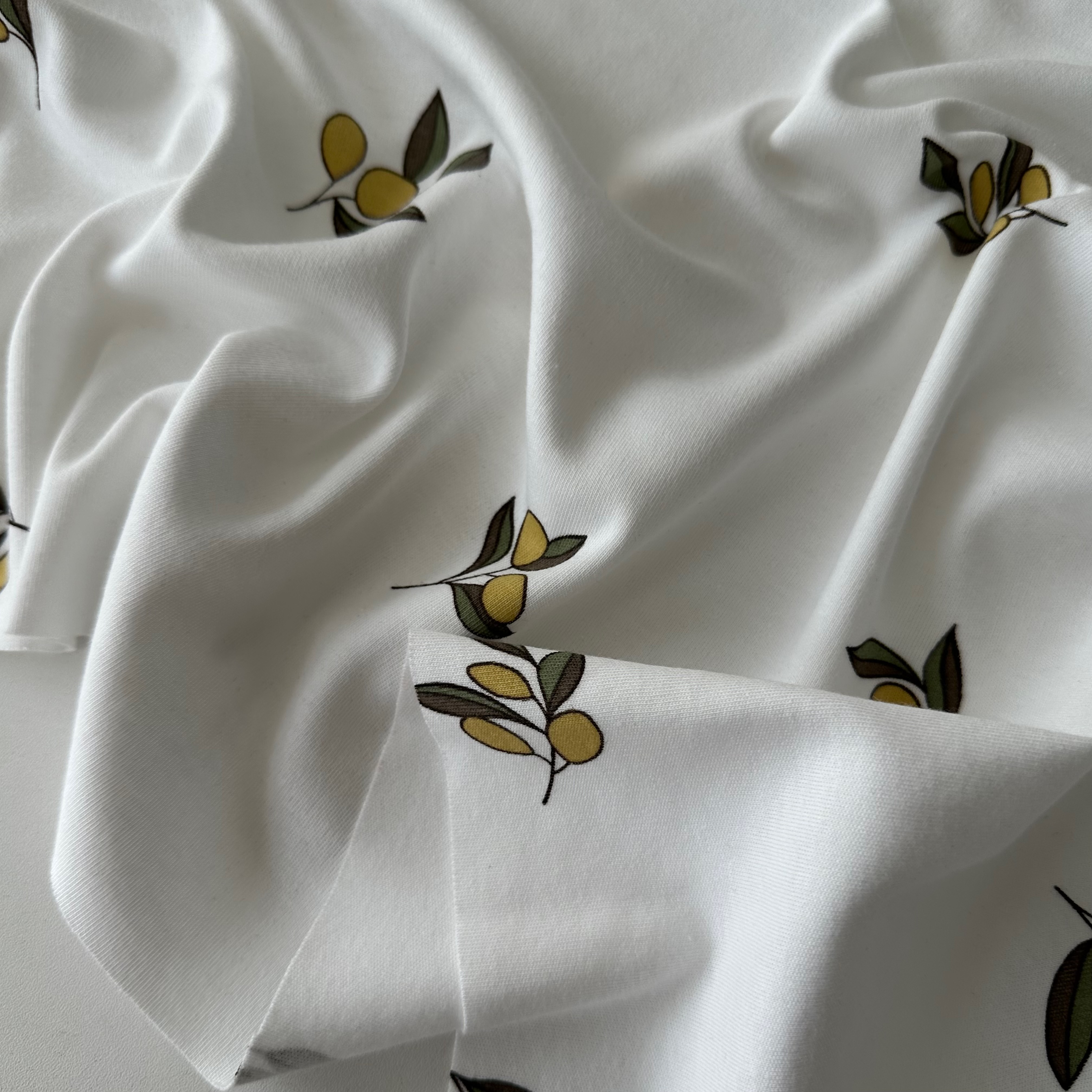 Ткань Интерлок  Mamima fabric  07981 с принтом оливки на молочном, отрез 100х173 см