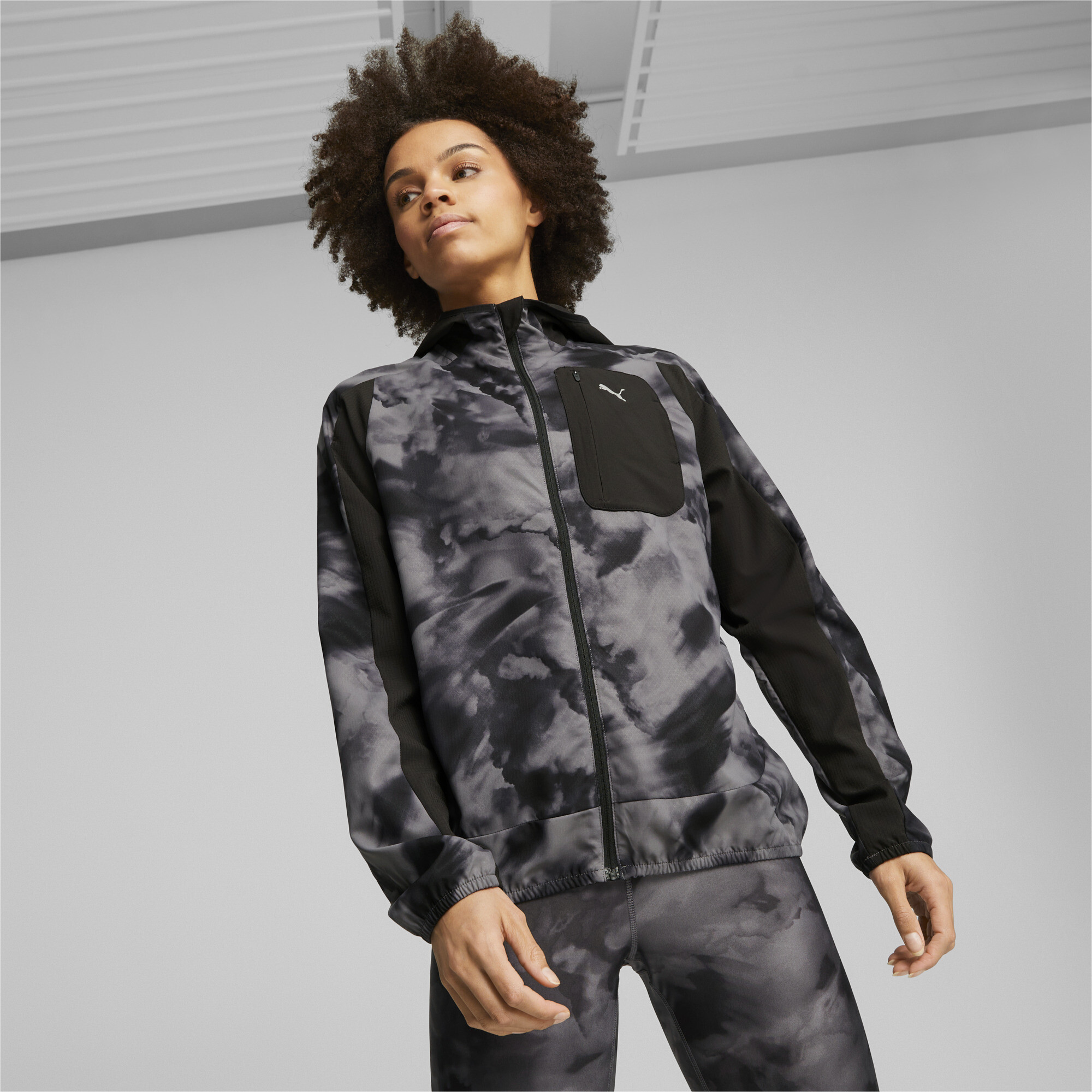 Куртка женская PUMA RUN ULTRAWEAVE HOODED JACKET W черная XS