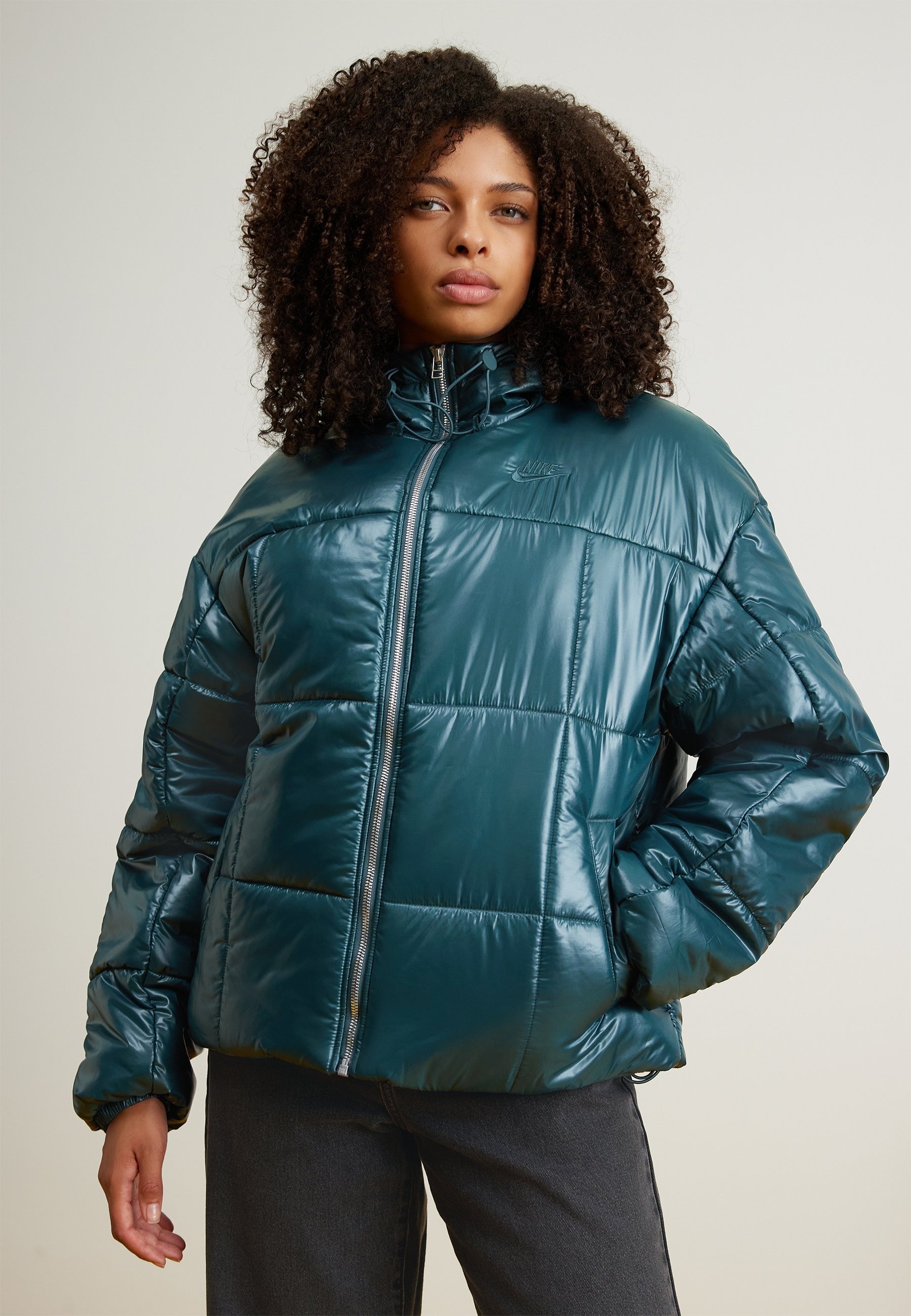 Куртка женская Nike W Classic Puffer Shine Therma-FIT Loose Jacket зеленая XS
