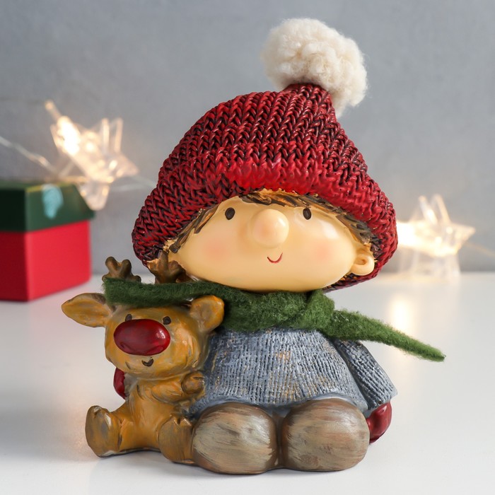 

Новогодняя фигурка Мальчик в красной шапке с олененком 7669119 11x9,5x12,5 см, Разноцветный, Мальчик в красной шапке с олененком
