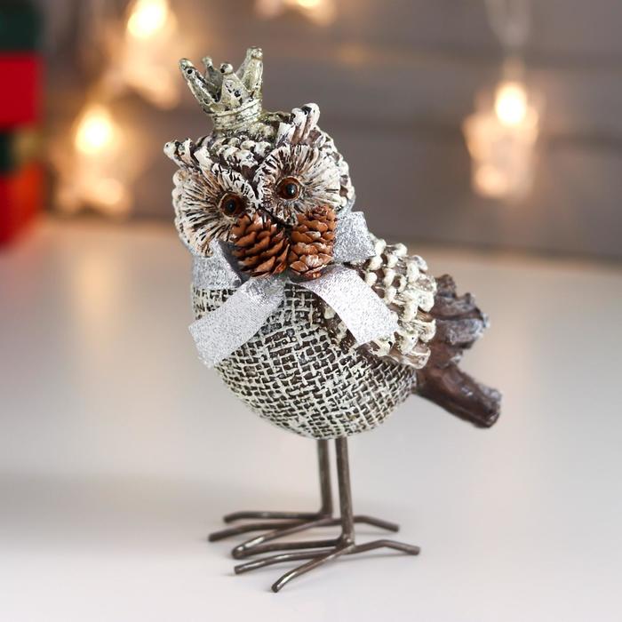 

Новогодний сувенир Филин в короне с бантом и шишками 6494546 10,5x8x15,5 см, Разноцветный, Филин в короне с бантом и шишками