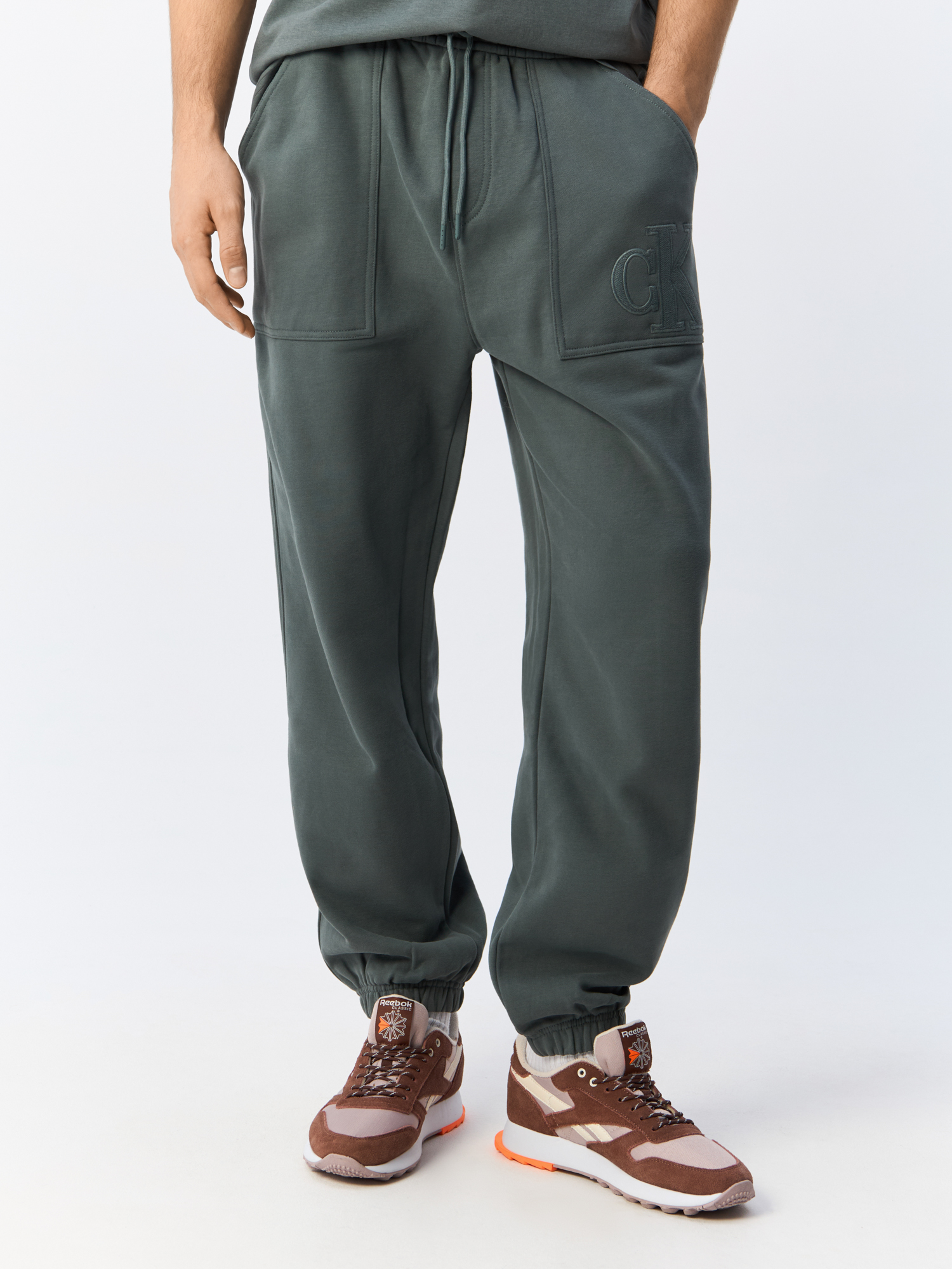 

Спортивные брюки мужские Calvin Klein Jeans J30J325662 серые XS, Серый, J30J325662