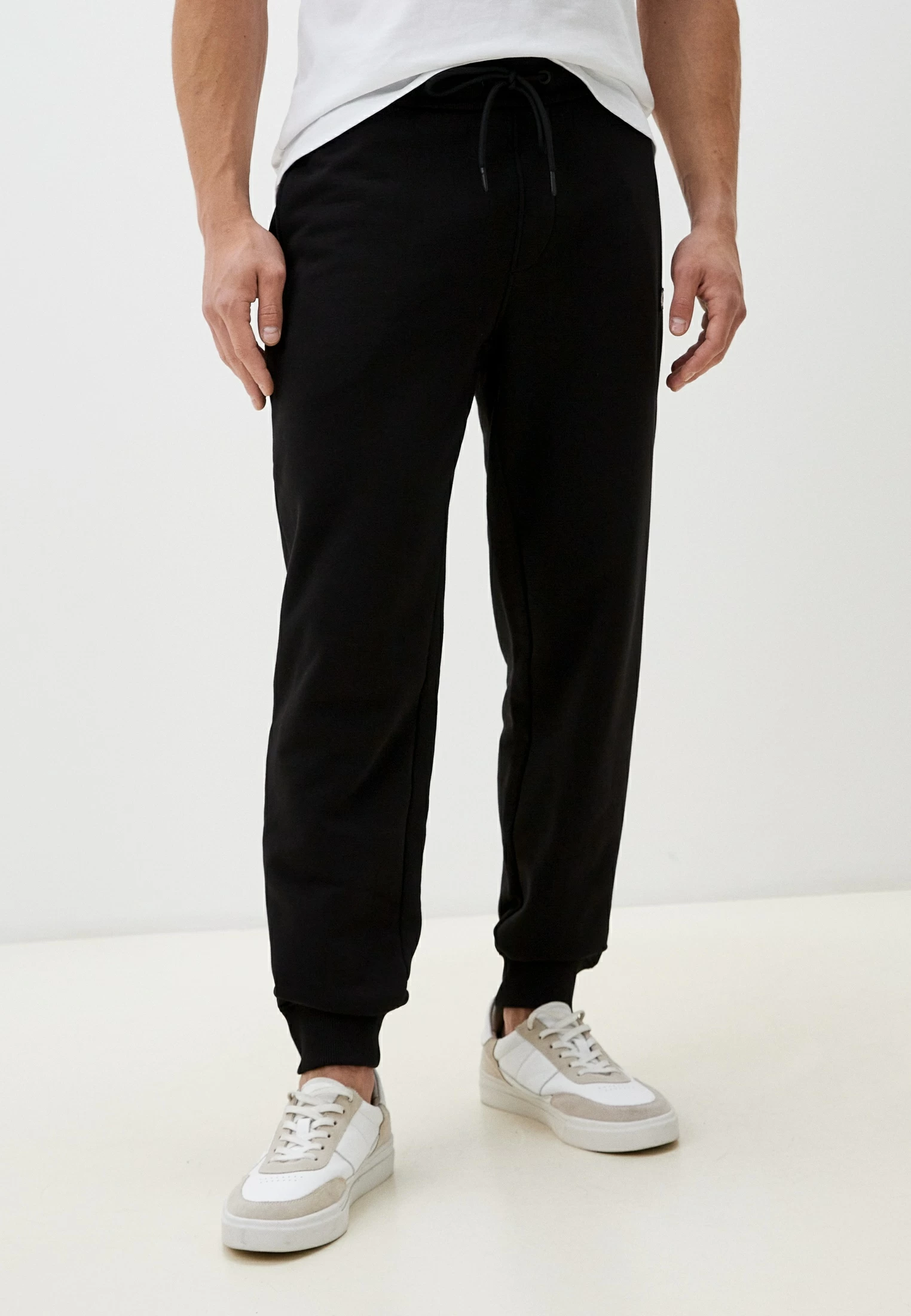 Брюки Calvin Klein Jeans для мужчин спортивные чёрные-BEH размер XS J30J326033 11590₽